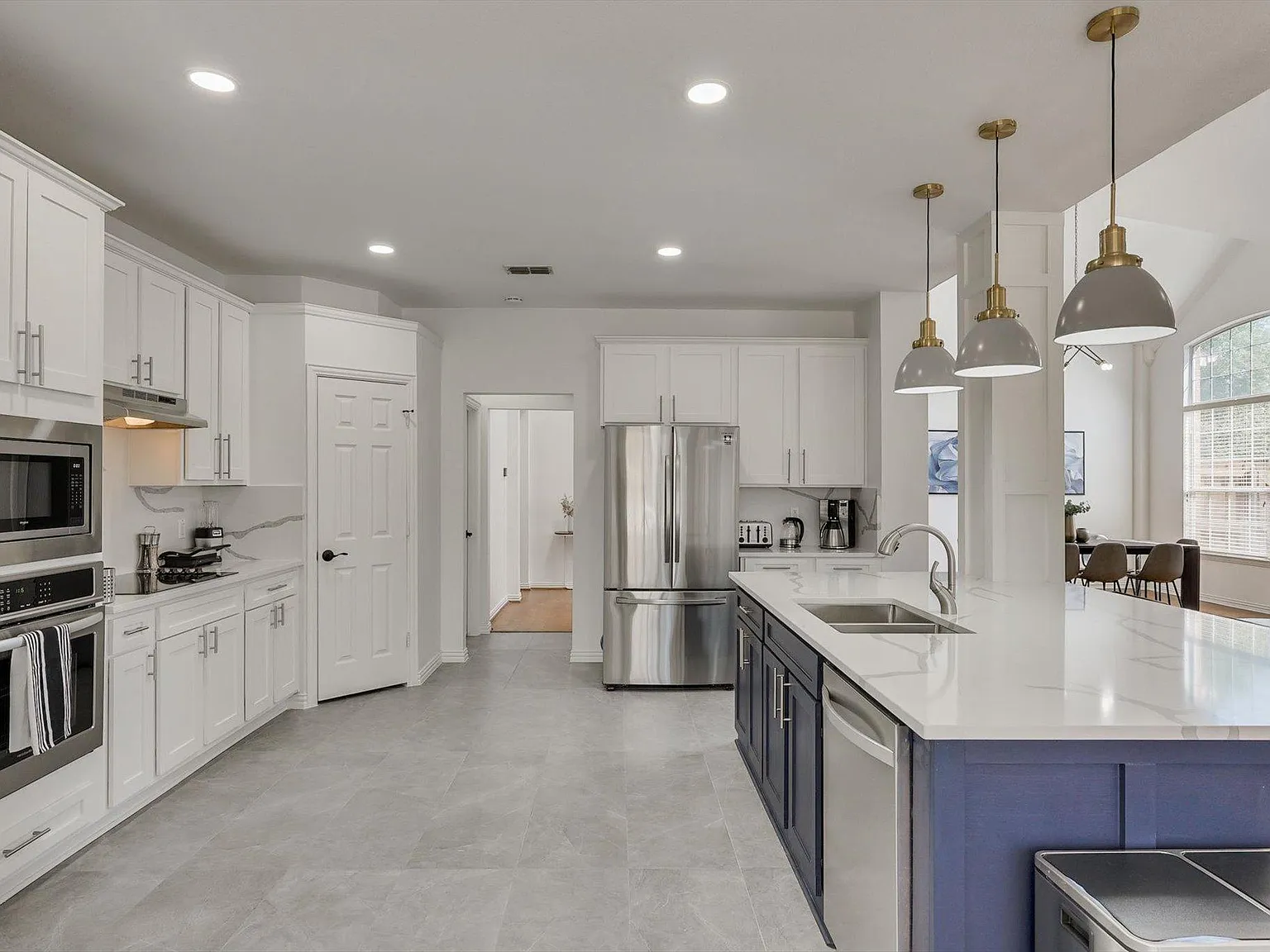 7 bed, 3.5 bath, 3667 sqft, $10,950 — Photo 3