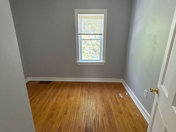 5th image of 2212 6th St NE