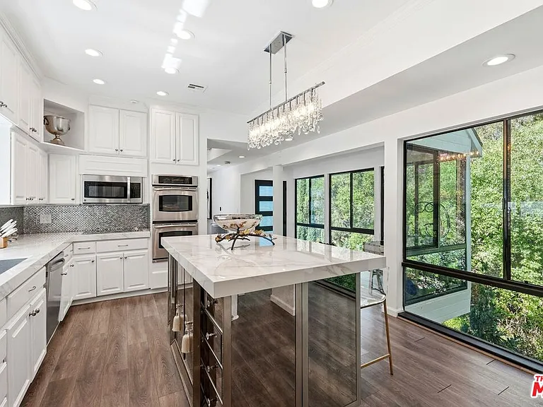 2350 Benedict Canyon Dr — Photo 7