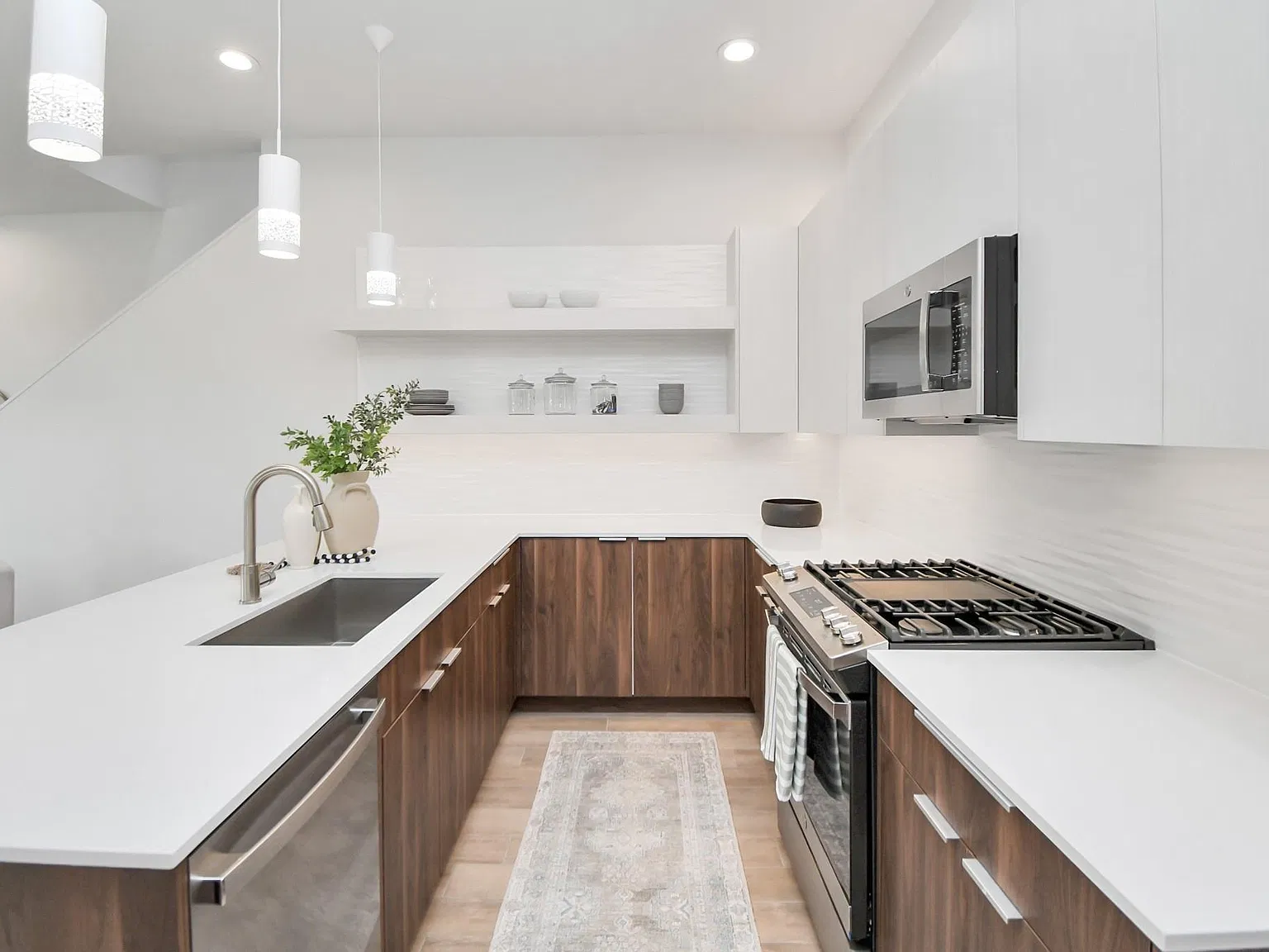 3 bed, 2.5 bath, 1637 sqft, $2,700 — Photo 3
