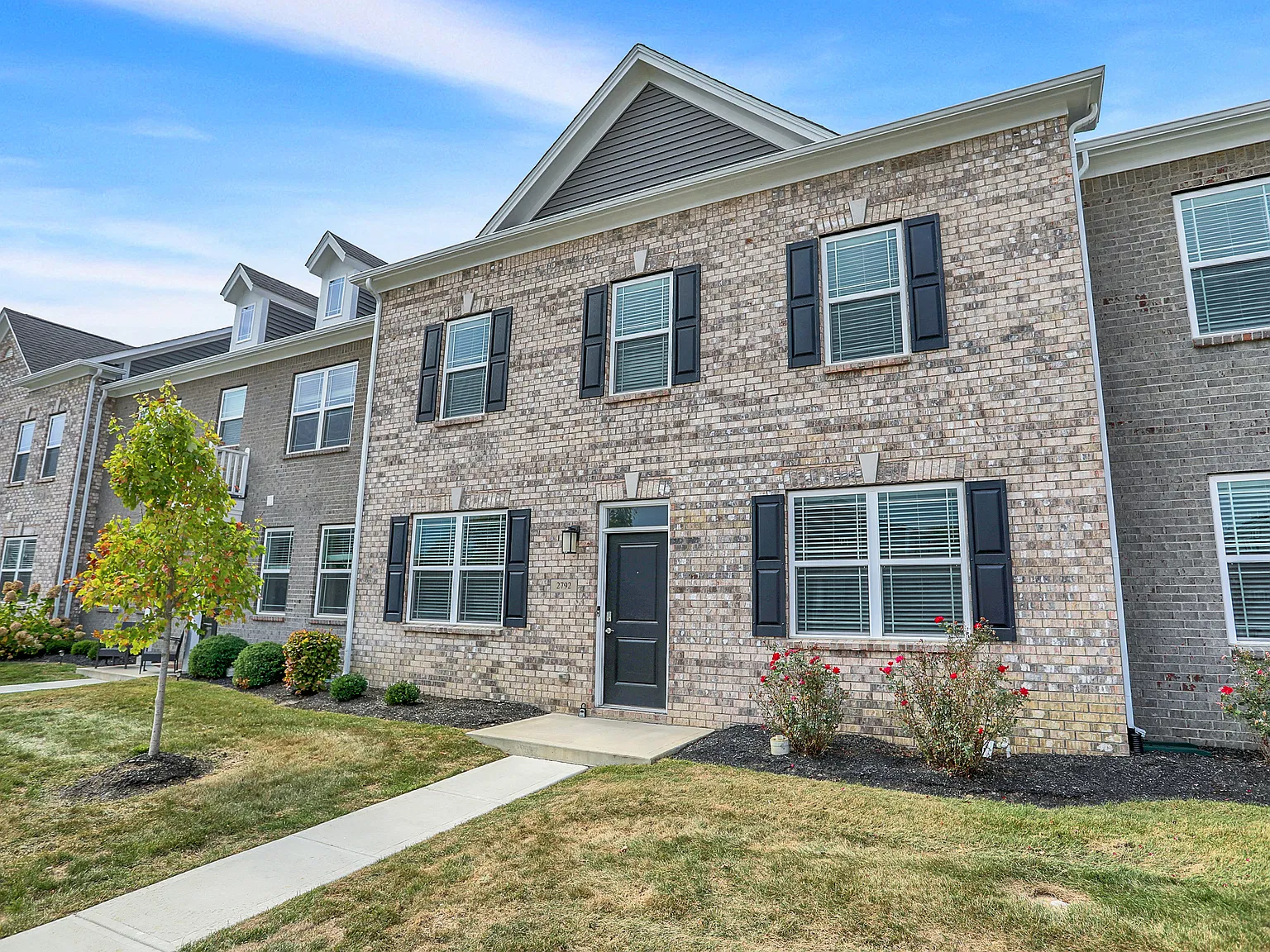 3 bed, 2.5 bath, 3161 sqft, $2,050 — Photo 2
