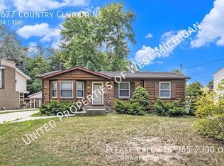 1677 Country Club Dr NE, Grand Rapids, MI