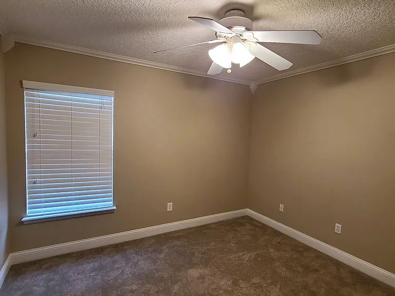 804 Esquire Ln — Photo 14