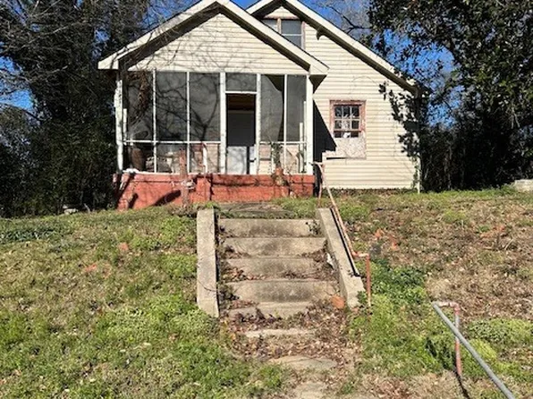 1105 E 7th St, West Point, GA 31833