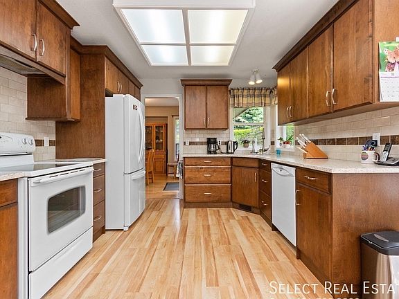 5th image of 46660 Sylvan Dr