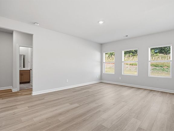 4th image of 1556 Erindale Dr