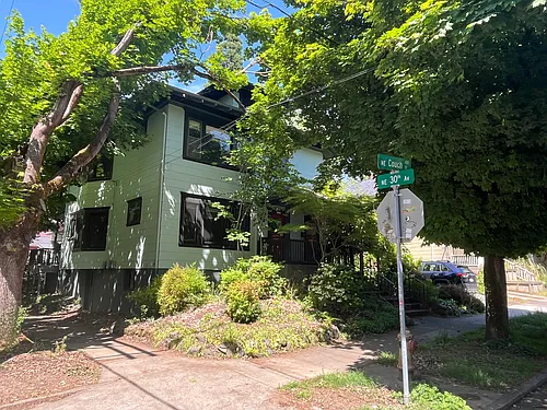 3003 NE Couch St Photo 1