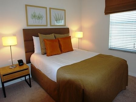 RO4T2713CD-queen-bedroom2