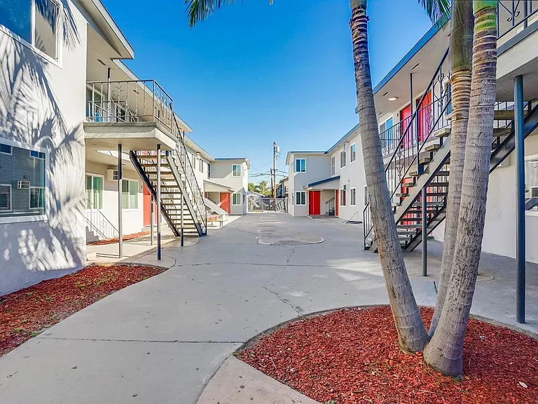 900 Alamitos Ave — Photo 38