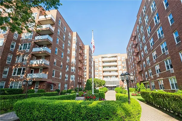 Sold by Remax Edge | media 27