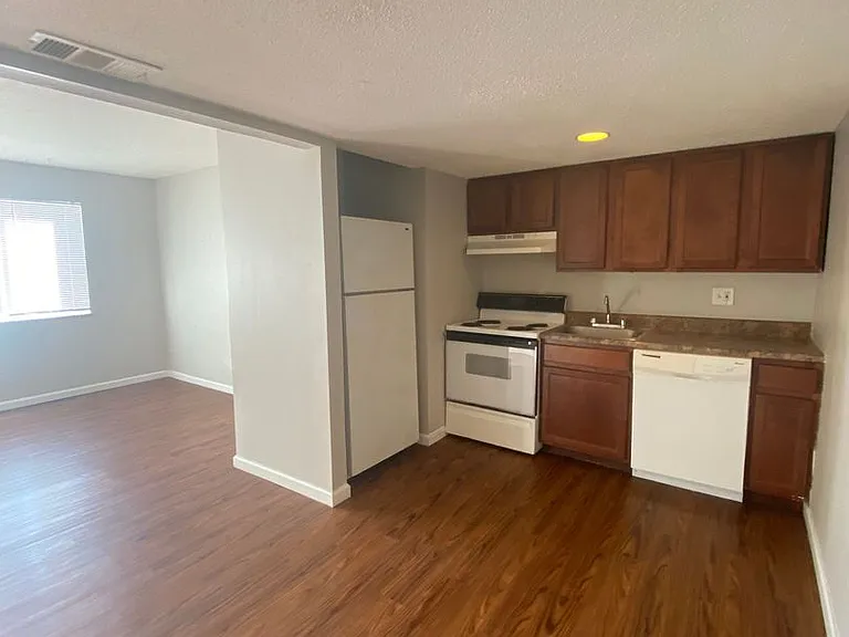 1 Bed/1 Bath Apartment off Hampton Ave! — Photo 21