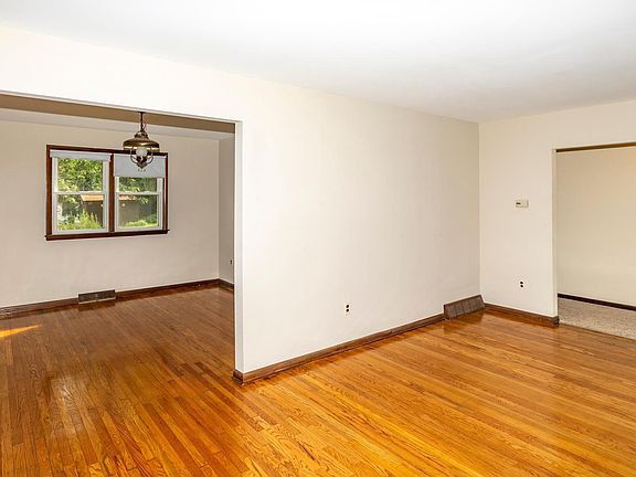 4th image of 105 Dubois Ave
