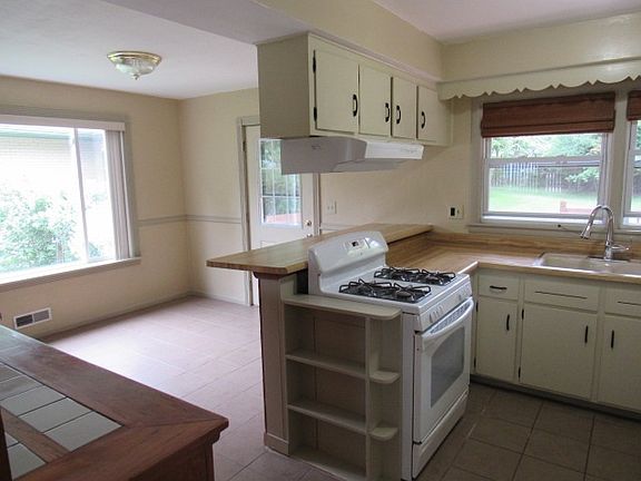 2nd image of 3923 Seward Ave