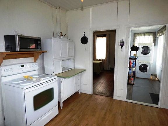 4th image of 490 Lee Grant Ave