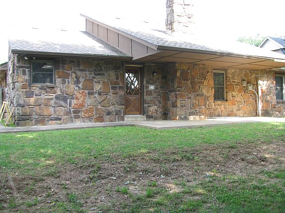 BACK YARD VIEW WITH COVERED PATIO