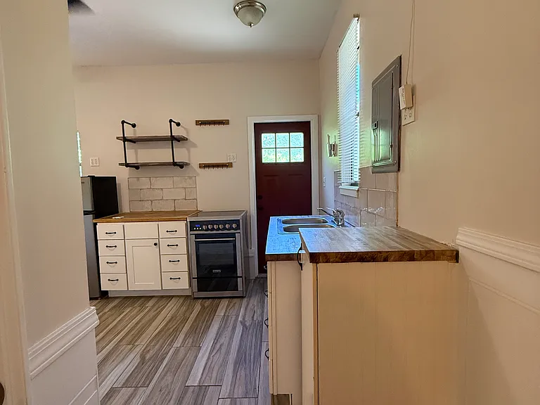 79 Colon Ave #B — Photo 1