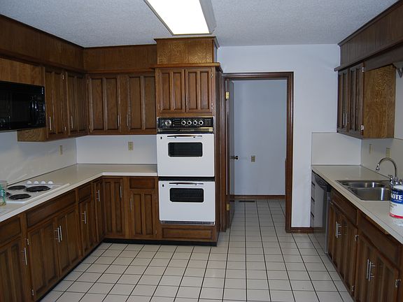 Large Eat-In Kitchen 