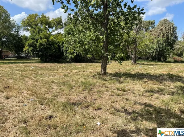 1703/1705 S Laurent St, Victoria, TX 77901
