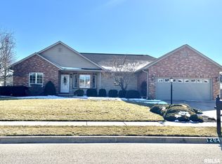 1204 Waterford Dr, Morton, IL