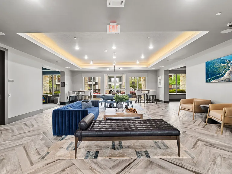 Axis Marketplace — Photo 14