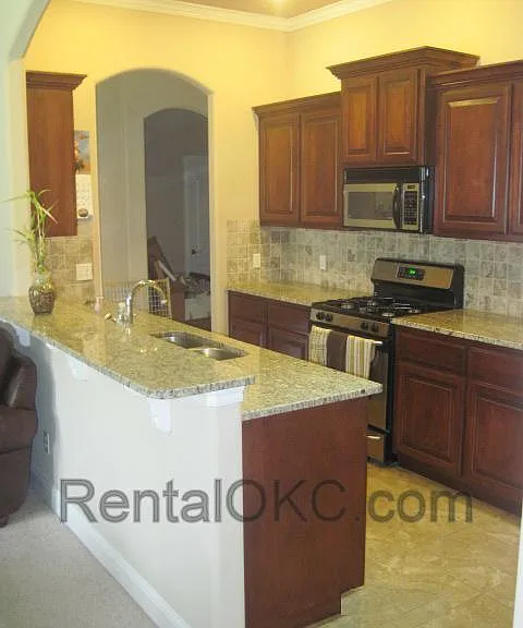 928 Ashwood Ln — Photo 5