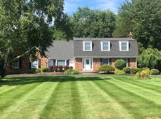 883 Long Lake Dr, Brighton, MI