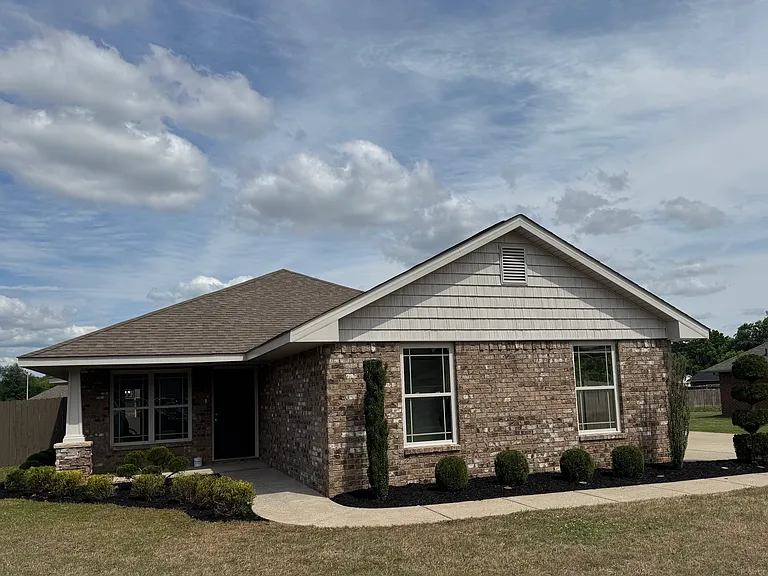 131 Brookslanding Dr — Photo 2