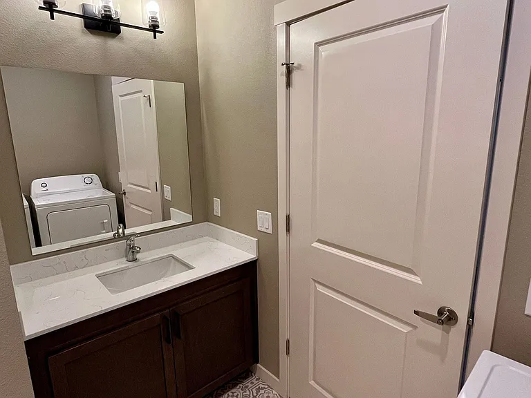 Laundry/Bathroom Laundry/Bathroom