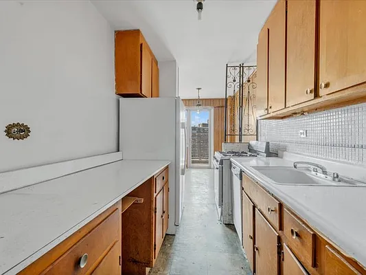 Sold by Thomas Lipovetsky, LREB | media 19