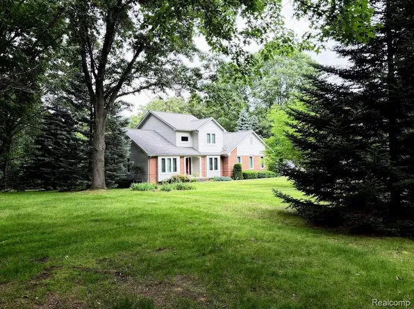 10928 Sunny Ridge Ct, Pinckney, MI 48169