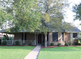 52 Chinquapin Ct, Lake Jackson, TX 77566
