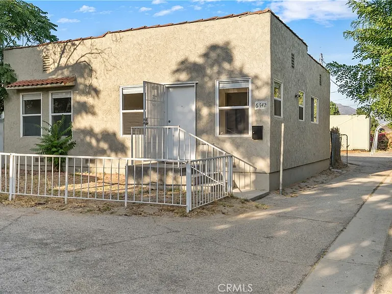 6642 Vineland Ave — Photo 22