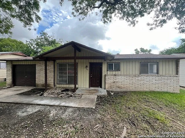 3 bed, 1.0 bath, 930 sqft, $1,275 — Photo 2