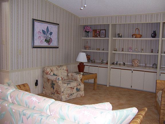 4th image of 318 Kiwi Dr