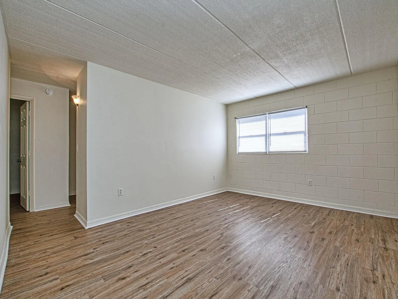 2 bed, 800 sqft, $1,225 — Photo 2