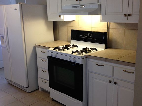 4th image of 904 Switzer St