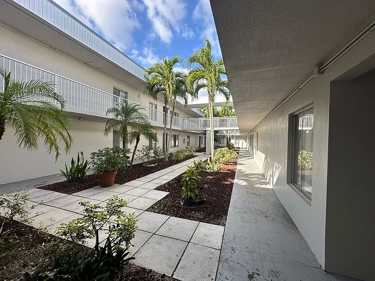 1830 Maravilla Ave #704 — Photo 44