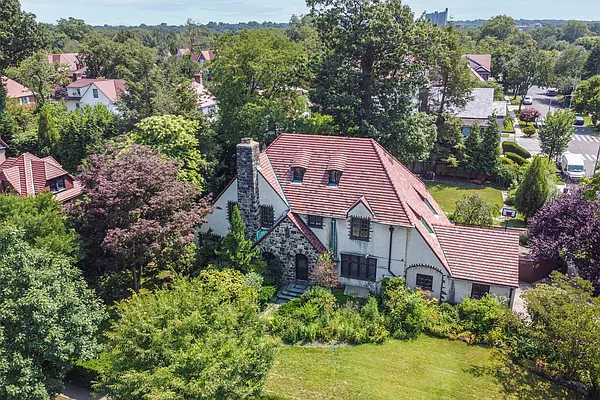 Sold by E Realty International Corp | media 30