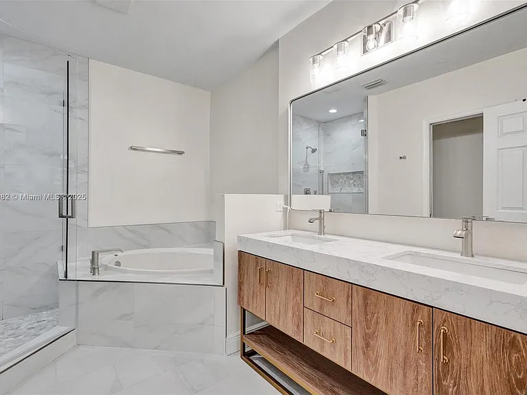 1033 NE 17th Way #803 — Photo 7