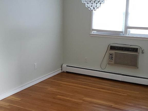 2nd image of 35 Bryn Mawr Pl