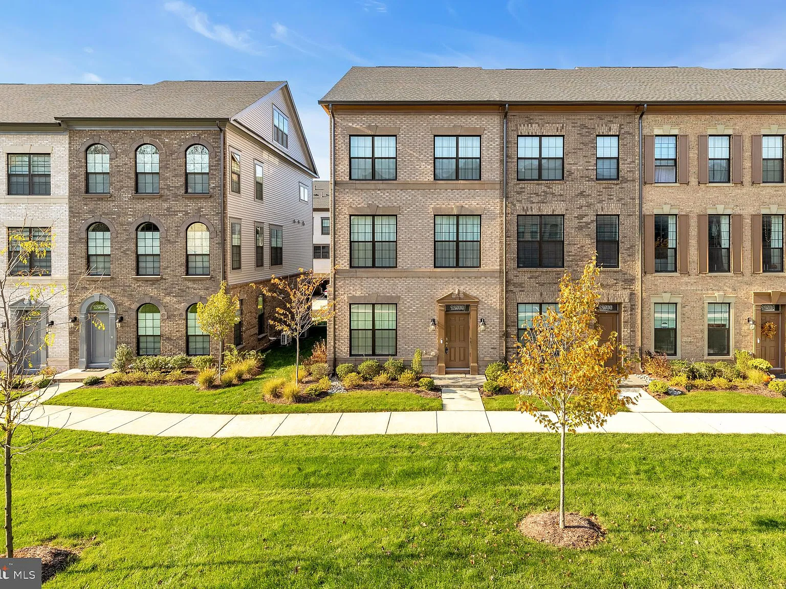 3 bed, 5.0 bath, 2360 sqft, $4,200 — Photo 3