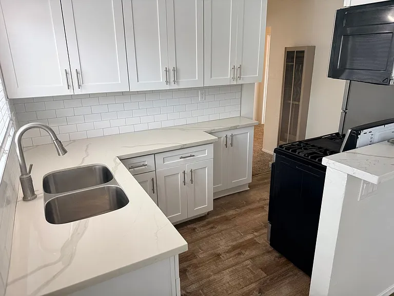 1115 Oxford Ct — Photo 6