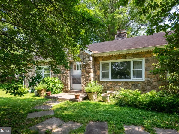 214 Sugartown Rd, Devon, PA 19333