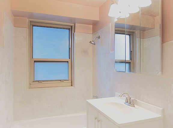 4th image of 3950 N Lake Shore Dr APT 412