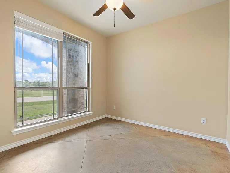 425 Nelson St — Photo 3