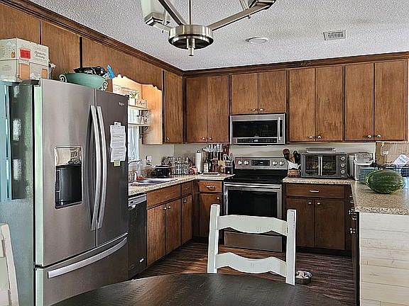 4th image of 2309 Pineview Dr