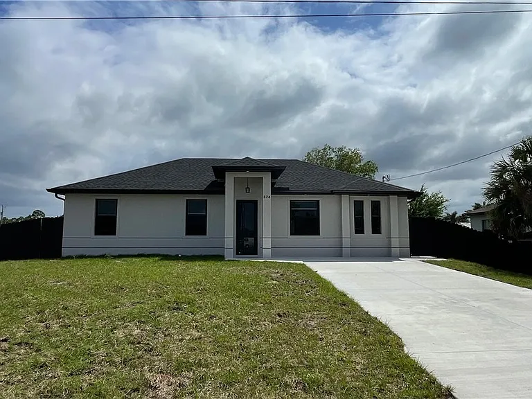 528 Raintree St E — Photo 1