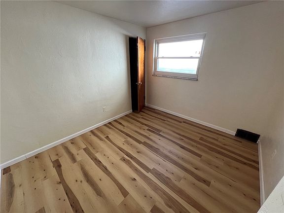 5th image of 140 Bausman St