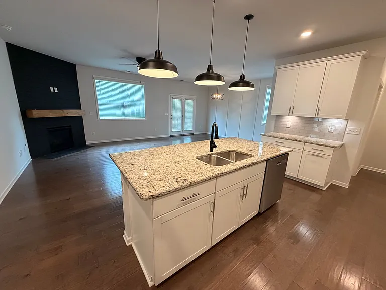 1103 Black Oak Dr — Photo 2