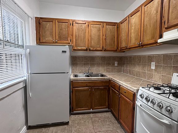 3rd image of 1647 W 11th St APT 109